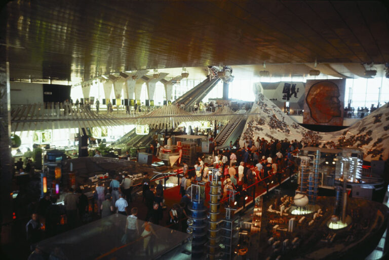 Intérieur du Pavillon soviétique. RG71, TCS 00867, 4978793, e011199285-v8. Bibliothèque et Archives Canada