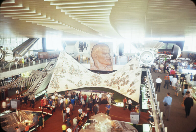 Intérieur du Pavillon soviétique. RG71, TCS 00867, 4978793, e011199286-v8. Bibliothèque et Archives Canada